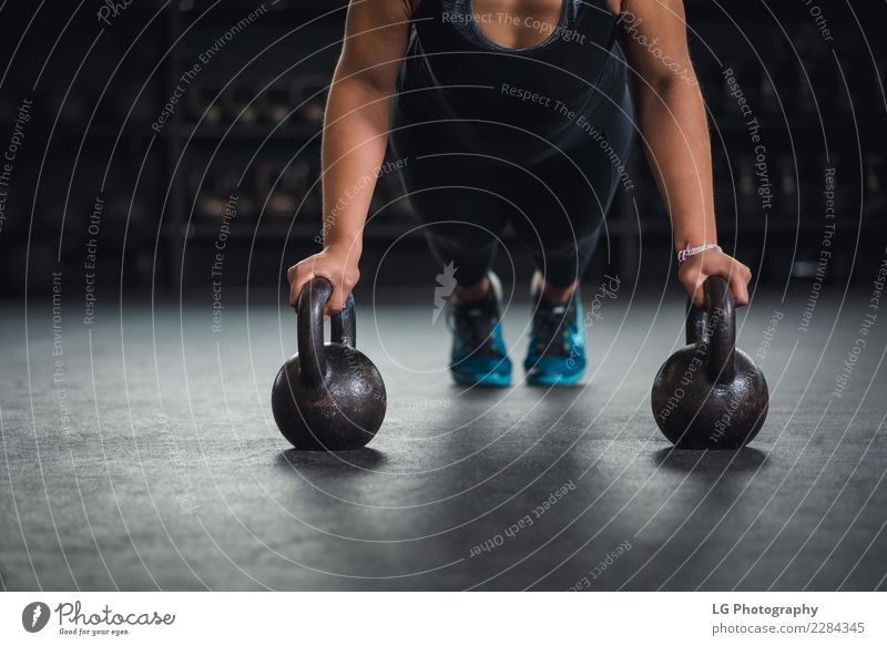 Cross-Fit-Training mit Kettlebällen Körper Sport Mensch Mann Erwachsene Gebäude Fitness muskulös natürlich stark Kraft Energie Konkurrenz Konzentration