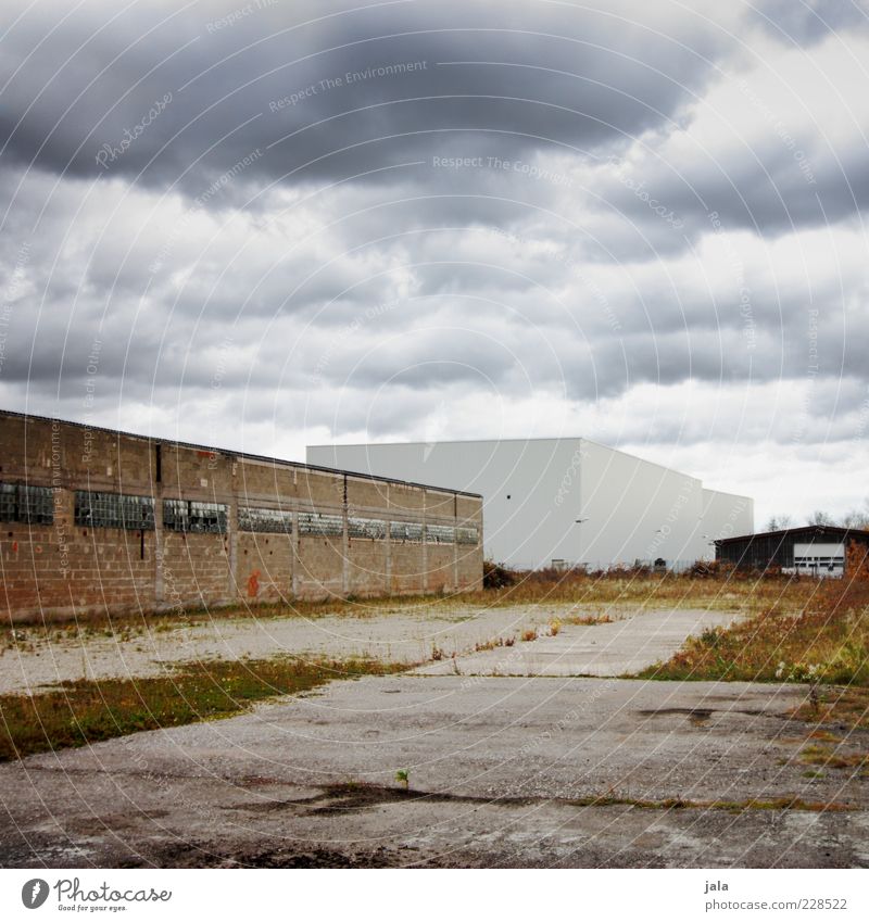 industriegebiet Industrie Unternehmen Himmel Wolken schlechtes Wetter Gras Industrieanlage Fabrik Platz Bauwerk Gebäude Architektur Mauer Wand Fassade trist