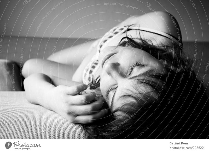 Sleeping Beauty Mensch feminin Junge Frau Jugendliche Körper Kopf Gesicht Hand 1 liegen schlafen träumen schön schwarz weiß ruhig Einsamkeit Müdigkeit genießen