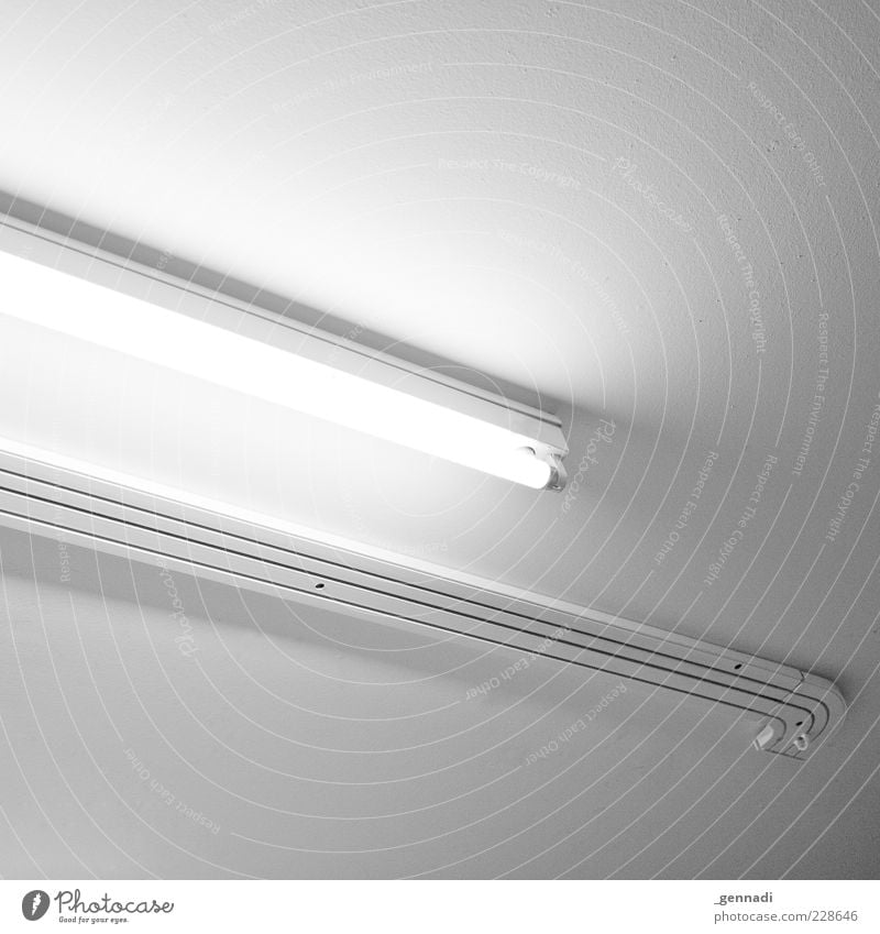 Quadratmeter Energiewirtschaft Energiekrise Elektrizität Lampe Lampenlicht Leuchtstoffröhre Leiste hell weiß Decke Deckenbeleuchtung Beleuchtung Zimmerdecke
