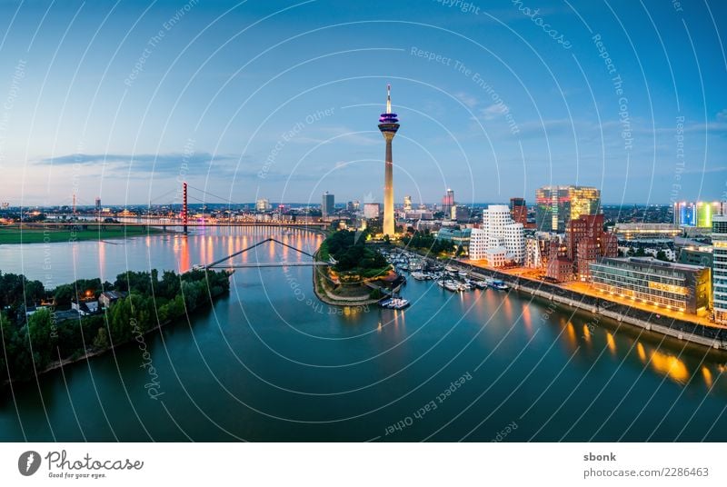 Düsseldorfer Skyline Stadt Hafenstadt Gebäude Architektur Sehenswürdigkeit Wahrzeichen Denkmal Ferien & Urlaub & Reisen Rhein Medienhafen Panorama (Bildformat)