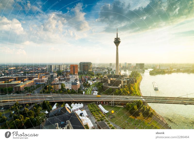 In Düsseldorf lacht die Sonne Stadt Hauptstadt Hafenstadt Turm Bauwerk Gebäude Architektur Sehenswürdigkeit Wahrzeichen Denkmal modern Fernsehturm Rhein