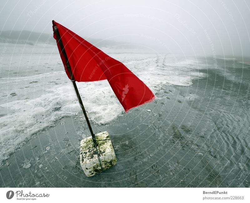 Gestrandet! Sand Wasser Winter schlechtes Wetter Wind Nebel Wellen Küste Strand Nordsee Ostsee Insel Fahne Zeichen Einsamkeit einzigartig Endzeitstimmung rot