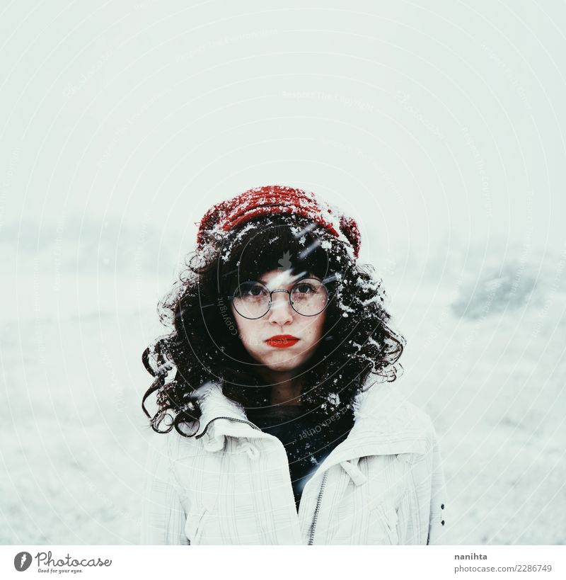 Junge Brunettefrau an einem schneebedeckten Tag Lifestyle schön Winter Schnee Winterurlaub Mensch feminin Junge Frau Jugendliche 1 18-30 Jahre Erwachsene Umwelt