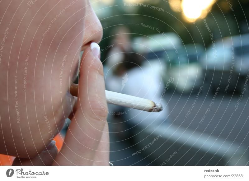Raucherpause Frau Zigarette Pause Hand ungesund Rauchen Detailaufnahme Gesicht Brandasche Suche