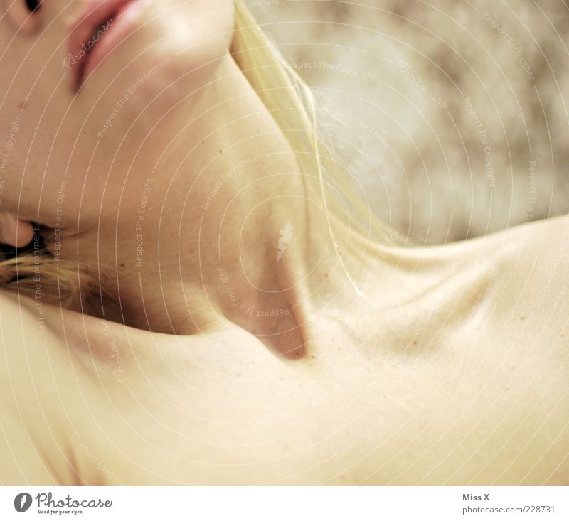 liegend Mensch feminin Junge Frau Jugendliche Haut 1 18-30 Jahre Erwachsene schön Schlüsselbein Hals Farbfoto Innenaufnahme Schwache Tiefenschärfe Mund
