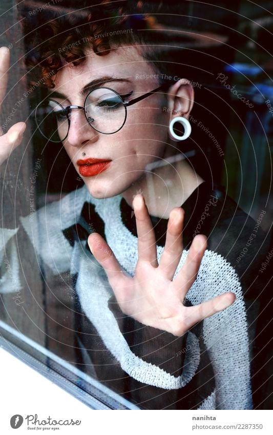 Junge Frau, die durch ein Fenster schaut elegant Stil Design schön Haare & Frisuren Haut Gesicht Lippenstift Mensch feminin Jugendliche 1 18-30 Jahre Erwachsene