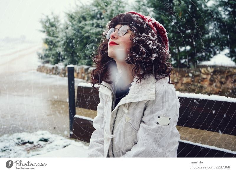 Junge nerdy Frau, die einen schneebedeckten Tag genießt Lifestyle Stil Freude schön Wellness Wohlgefühl Sinnesorgane Erholung Ferien & Urlaub & Reisen Freiheit