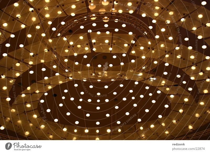 Lichterhimmel Lampe Kuppeldach gelb braun Stimmung Architektur hell Decke Punkt Beleuchtung