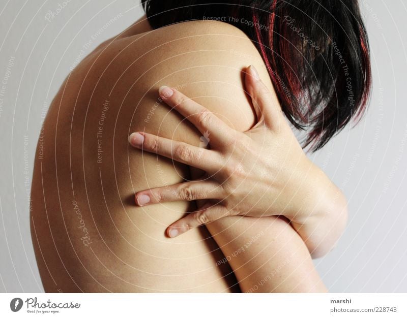 halt dich an mir fest! Mensch feminin Junge Frau Jugendliche Erwachsene Körper Haut Rücken Hand 1 nackt Einsamkeit festhalten Umarmen Farbfoto Studioaufnahme