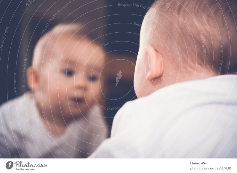 Baby schaut in den Spiegel und entdeckt sein Spiegelbild interessiert erkunden neugierig neugierde Neugier niedlich Kindheit beobachten Farbfoto klein Kleinkind