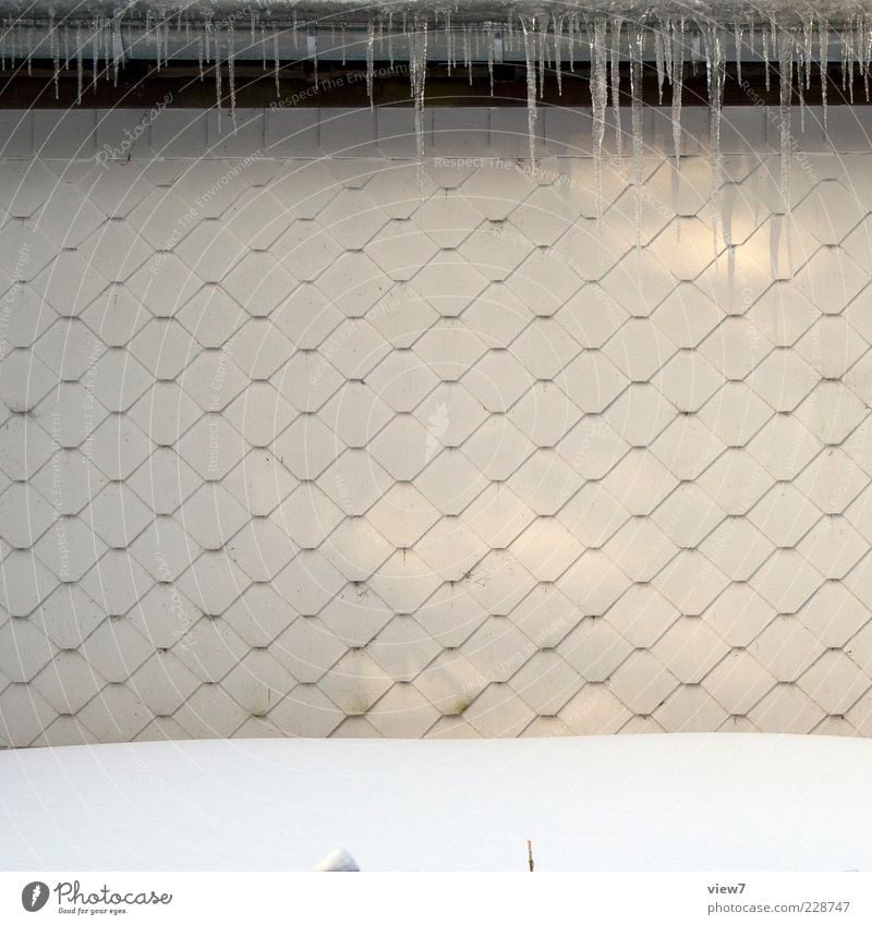 Eiszapfen Winter Schönes Wetter Haus Gebäude Mauer Wand Fassade Dachrinne Linie Streifen Tropfen alt authentisch dünn einfach frisch einzigartig kalt lang retro