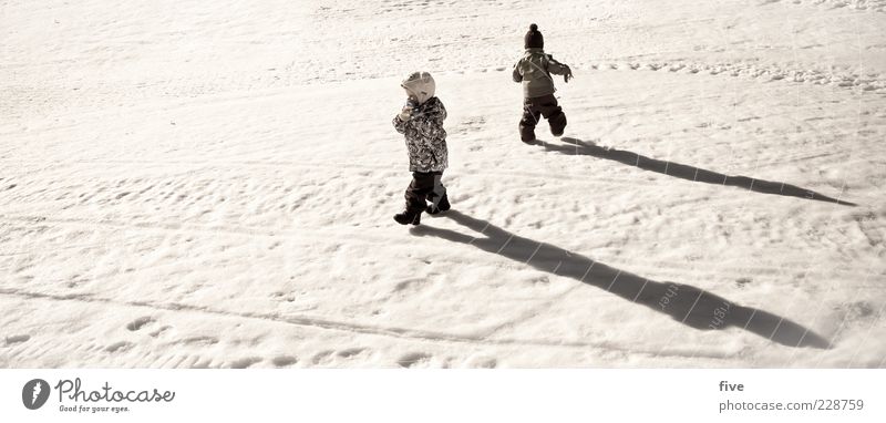 grösser werden Freizeit & Hobby Spielen Mensch Kind Kleinkind Junge Kindheit 2 1-3 Jahre Schönes Wetter Schnee laufen lustig Freude Freundschaft Zusammensein