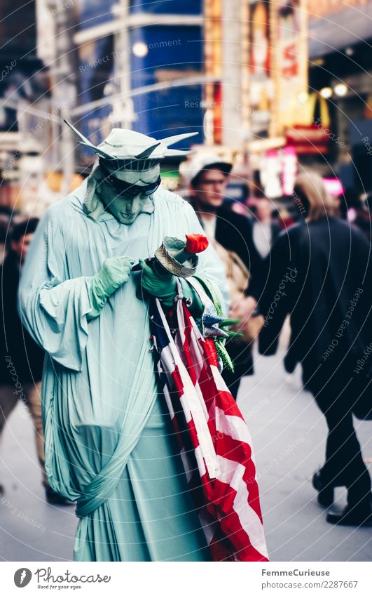 Person dressed as Statue of Liberty looking at mobile phone Zeichen Kommunizieren Freiheitsstatue Karnevalskostüm Handy Computernetzwerk SMS Fahne USA
