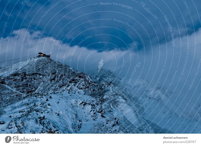 der Winter ist noch nicht vorbei !! Schnee Berge u. Gebirge Umwelt Natur Landschaft Klima Wetter Sturm Alpen Gipfel Schneebedeckte Gipfel kalt blau Schweiz