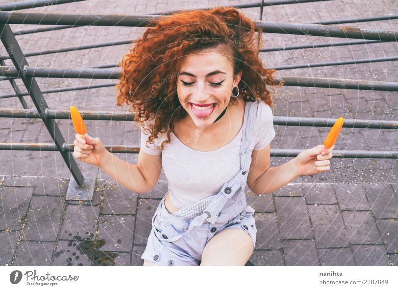 junge glückliche und rothaarige Frau, die zwei Eiscreme hält Lebensmittel Speiseeis Essen Lifestyle Freude Wellness Wohlgefühl Sommer Sommerurlaub Mensch