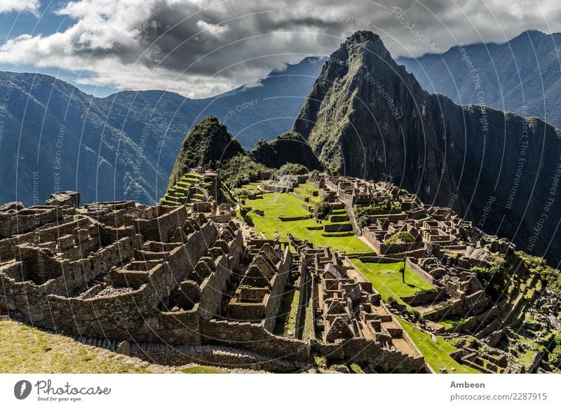 Panoramablick von oben auf alte Inkaruinen und Wayna Picchu Ferien & Urlaub & Reisen Tourismus Ausflug Abenteuer Sightseeing Expedition Sommer Berge u. Gebirge