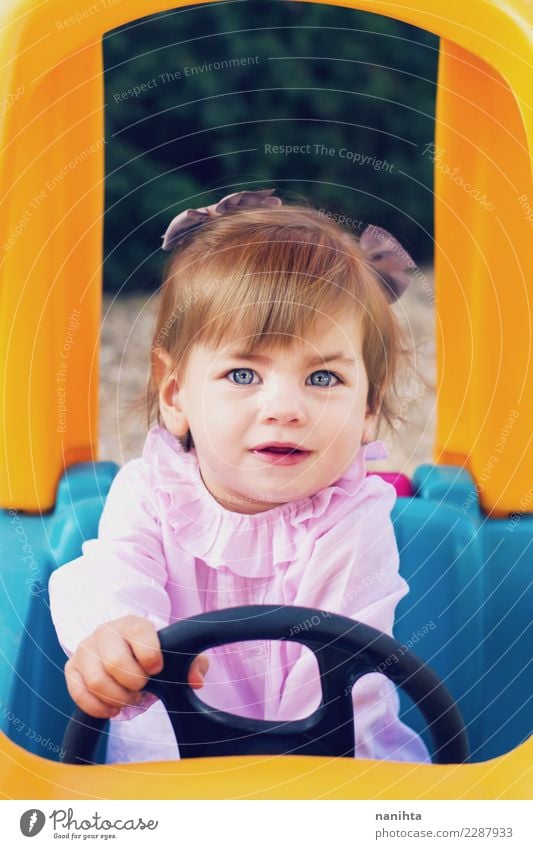Junges Mädchen, das spielt, um ein Spielzeugauto zu fahren Lifestyle Freude Wellness Spielen Kinderspiel Abenteuer Mensch feminin Baby Kindheit 1 1-3 Jahre