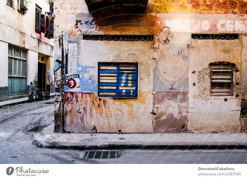 Strasseneck... Kuba Stadt Haus Gebäude Architektur Mauer Wand Fenster Straße Straßenkreuzung Fahrrad alt Armut kaputt retro Perspektive rebellieren