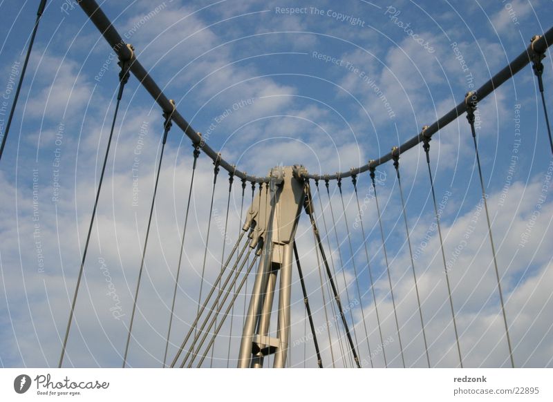 Himmelsbrücke streben Fußgänger Wolken Stahl Magdeburg Brücke Übergang Freiheit frei Graffiti Metall Silhouette Kabel