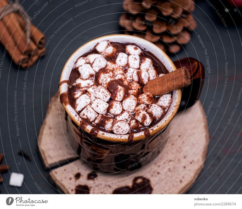 keramische braune Tasse mit heißer Schokolade Dessert Getränk Heißgetränk Kakao Winter Dekoration & Verzierung Tisch Essen weiß Geborgenheit Marshmallow süß