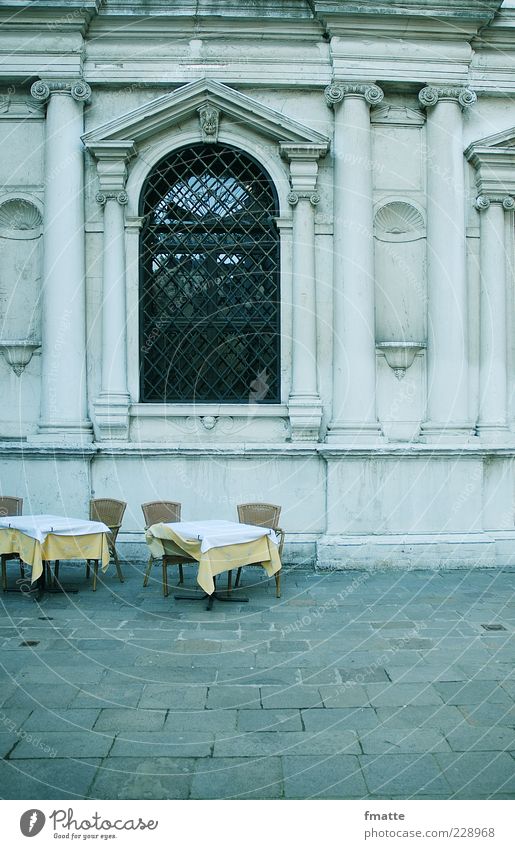 italien Tisch Stuhl Italien Gastronomie leer Farbfoto Außenaufnahme Textfreiraum unten Tag Starke Tiefenschärfe Zentralperspektive Menschenleer Restaurant