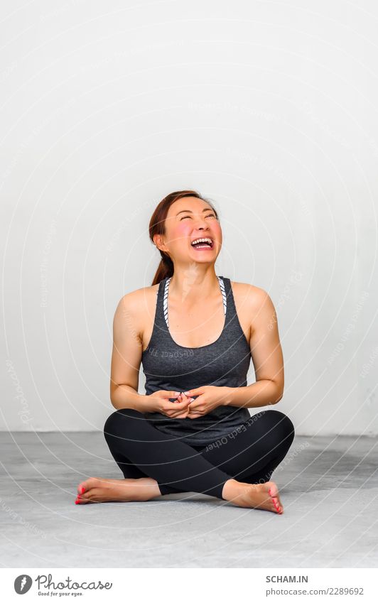 Yogaschüler, die verschiedene Yogastellungen zeigen. Lifestyle Erholung Sport Mensch feminin Junge Frau Jugendliche Erwachsene 1 18-30 Jahre lachen sitzen schön