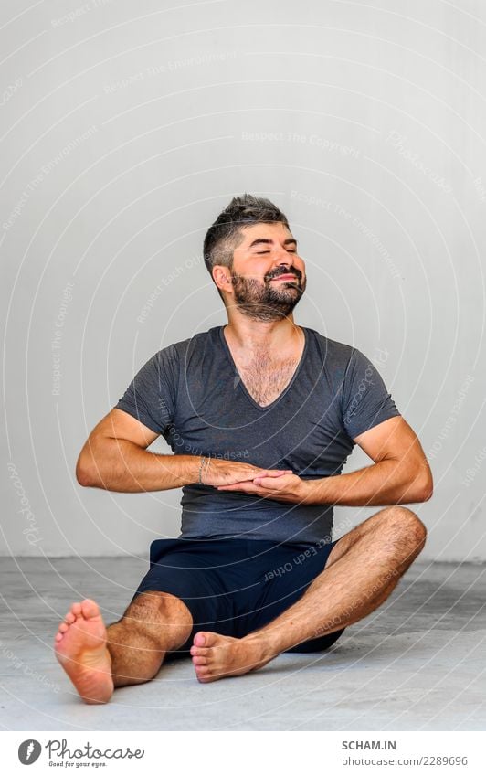 Yogaschüler, die verschiedene Yogastellungen zeigen. Lifestyle Erholung Windstille Meditation Mensch maskulin Mann Erwachsene 1 30-45 Jahre schwarzhaarig