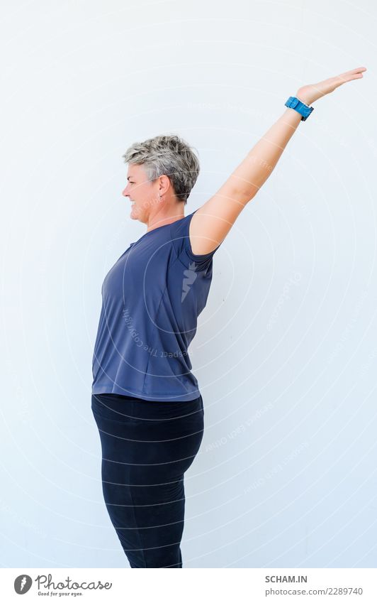 Yogaschüler, die verschiedene Yogastellungen zeigen. Lifestyle Erholung Sport Fitness Sport-Training Frau Erwachsene 1 Mensch 45-60 Jahre T-Shirt grauhaarig