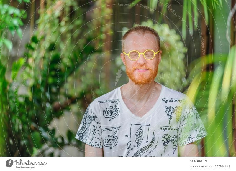 Porträt eines Yogalehrers. Rothaariger Mann mit rotem Bart. Augen geschlossen. Gelbe runde Brille. Lifestyle Erholung Meditation Garten Erwachsene 1 30-45 Jahre