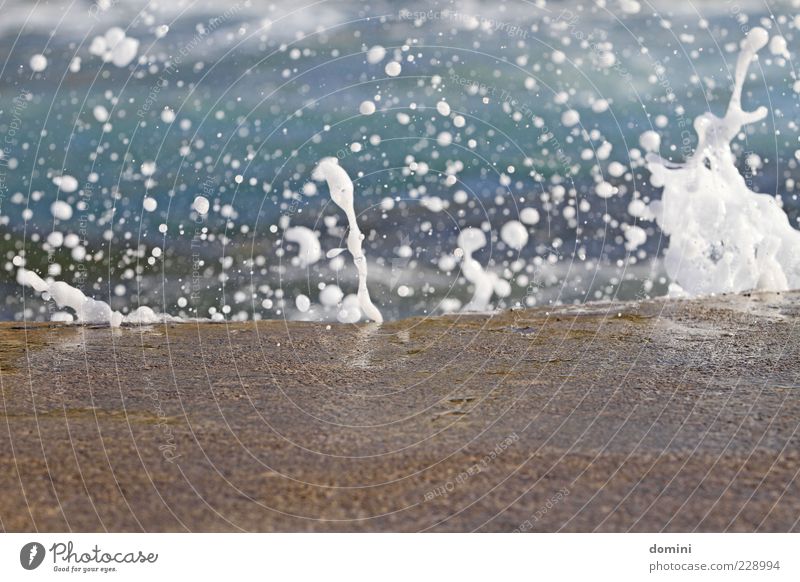 Splash Sommer Sonne Strand Meer Wellen Wasser Wassertropfen Schönes Wetter Küste Menschenleer blau grau Farbfoto Außenaufnahme Textfreiraum unten Tag spritzen