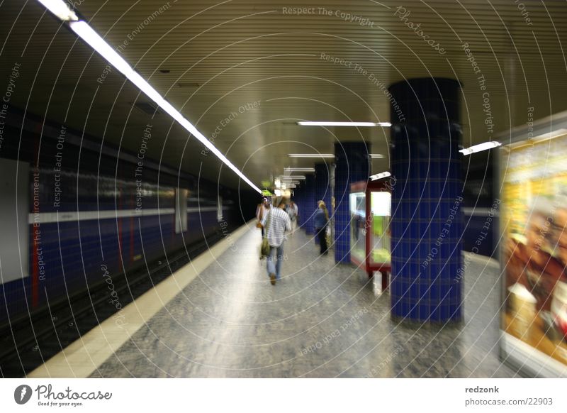 Underground U-Bahn London Underground Station Mann Eisenbahn Bahnsteig Reeperbahn Architektur Bahnhof laufen Reflektion Hamburg Passagier Unschärfe