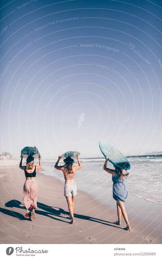 Gruppe Freunde, die in den Ozean surfen gehen Lifestyle Freude Freizeit & Hobby Ferien & Urlaub & Reisen Ausflug Abenteuer Sommer Sommerurlaub Sonne Sonnenbad