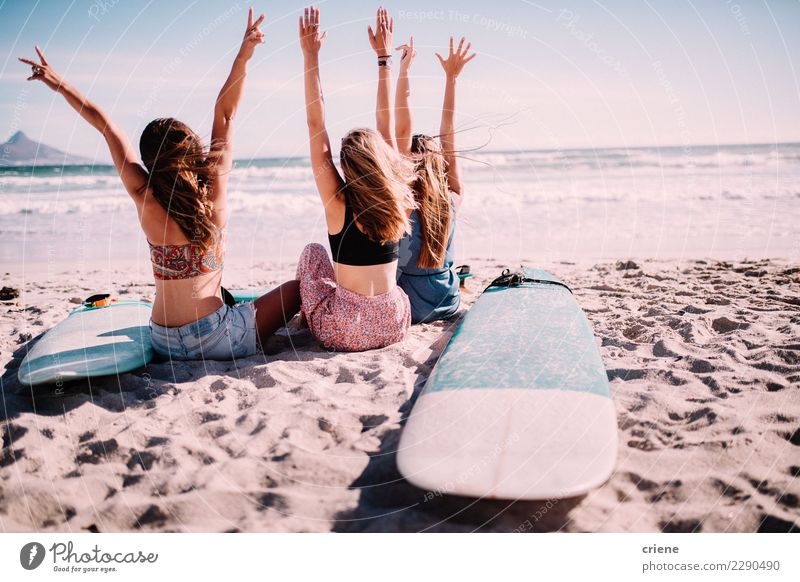 Glückliche tausendjährige Freunde, die auf dem Strand zujubeln Lifestyle Freude Freizeit & Hobby Ferien & Urlaub & Reisen Freiheit Sommer Sommerurlaub Sonne