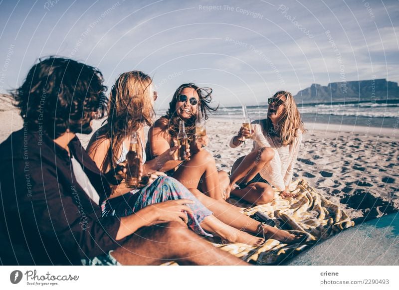 Gruppe Freunde, die Getränke auf dem Strand in Südafrika trinken Bier Freude Glück Ferien & Urlaub & Reisen Party Freundschaft Menschengruppe Sand Sonnenbrille