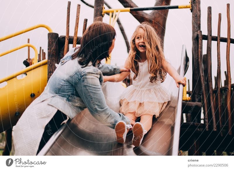 Mutter und Tochter, die zusammen Spaß auf Spielplatz haben Freude Glück Spielen Eltern Erwachsene Familie & Verwandtschaft Kindheit Zusammensein Gefühle Sliden