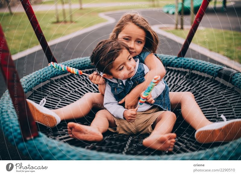 Entzückende Kleinkindgeschwister, die auf Schwingen sich umarmen Spielen Kind Mensch Schwester Familie & Verwandtschaft Kindheit 2 Spielplatz Liebe Umarmen