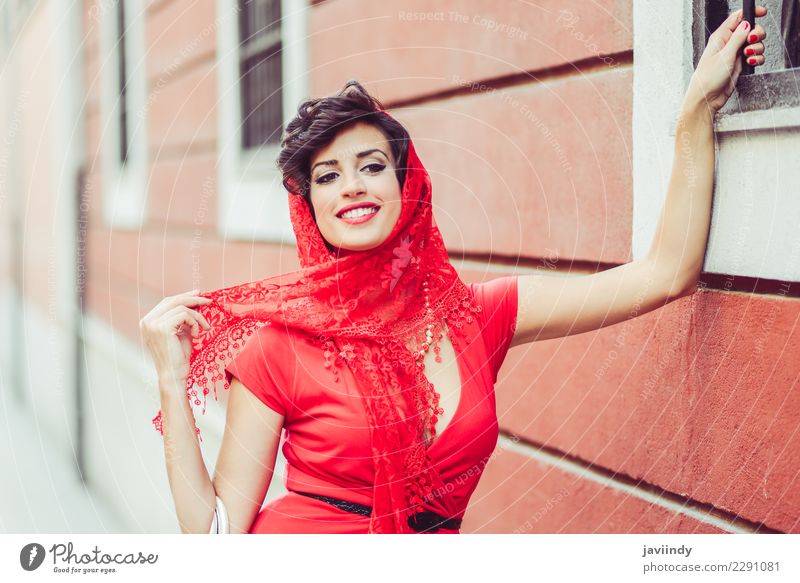 Porträt einer hübschen Frau, Vintage-Stil, in städtischen Hintergrund, trägt ein rotes Kleid elegant Design schön Sommer Mensch feminin Junge Frau Jugendliche