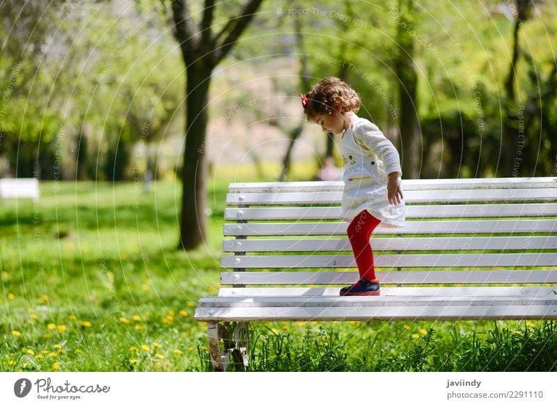 kleines Mädchen spielt im Park auf einer Bank Freude Glück schön Freizeit & Hobby Sommer Garten Kind Mensch Baby Frau Erwachsene Kindheit 1 1-3 Jahre Kleinkind