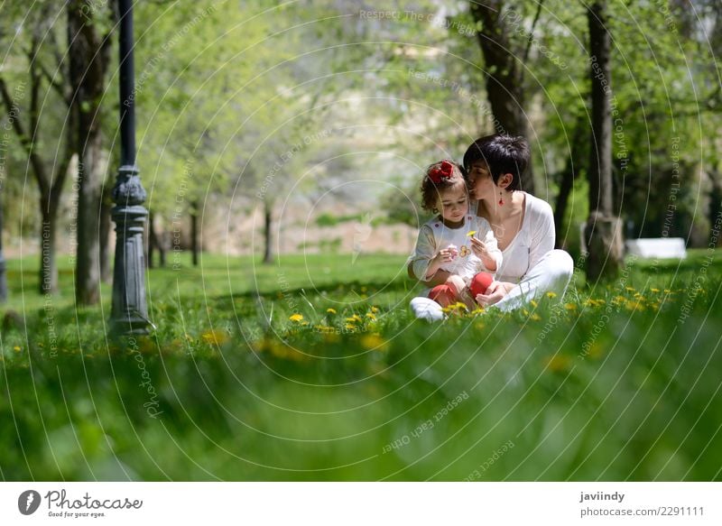Mutter, die ihre kleine Tochter im Stadtpark küsst Lifestyle Freude Kind Mensch feminin Baby Frau Erwachsene Familie & Verwandtschaft Paar Kindheit 2 3-8 Jahre