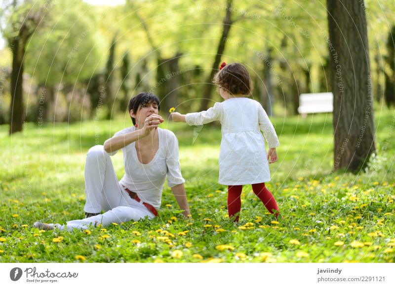 Mutter und kleines Mädchen, die im Park spielen Lifestyle Freude Kind Mensch Baby Frau Erwachsene Familie & Verwandtschaft Paar Kindheit 2 1-3 Jahre Kleinkind