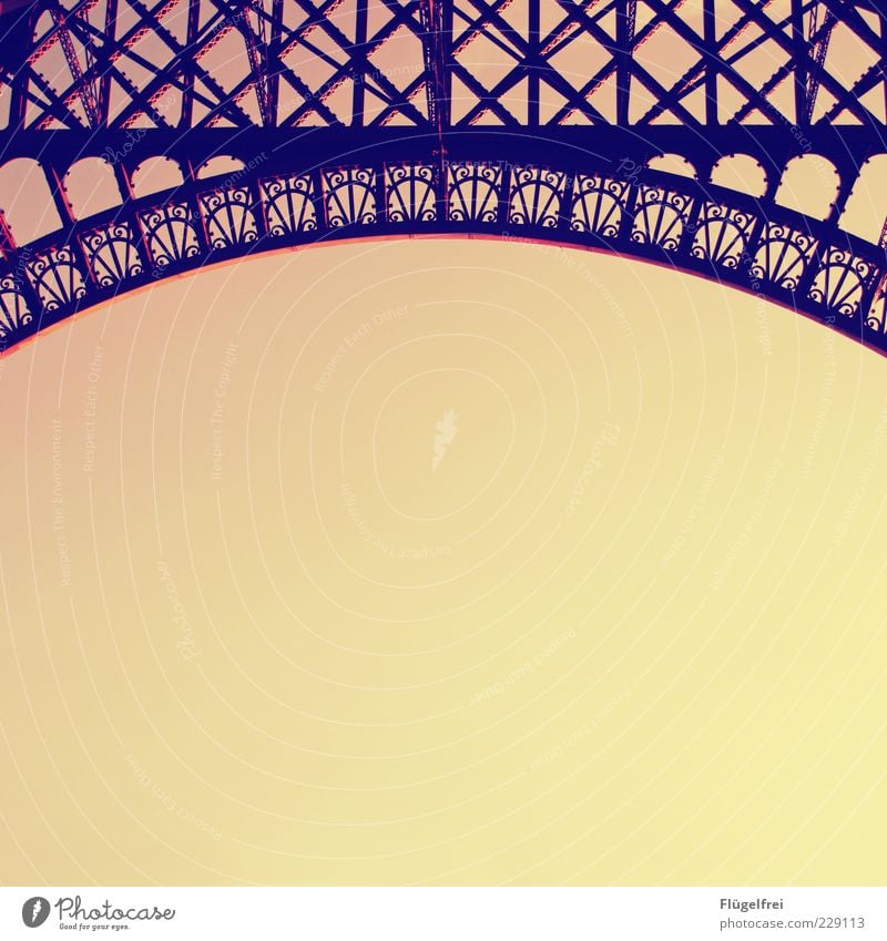 |( Tour d'Eiffel elegant Sehenswürdigkeit altehrwürdig Ornament Stahl Bogen Romantik Jugendstil Himmel Wolkenloser Himmel Frankreich Paris Dämmerung