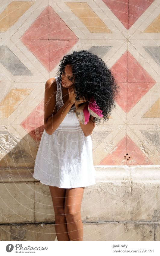 schwarze Frau, Afro-Frisur, auf der Straße anziehen Lifestyle schön Körper Haare & Frisuren Gesicht Mensch feminin Junge Frau Jugendliche Erwachsene 1