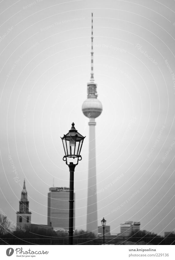 |||| Tourismus Berlin Hauptstadt Hochhaus Fabrik Turm Sehenswürdigkeit Wahrzeichen Berliner Fernsehturm stehen Laterne Straßenbeleuchtung Spitze Stadt parallel