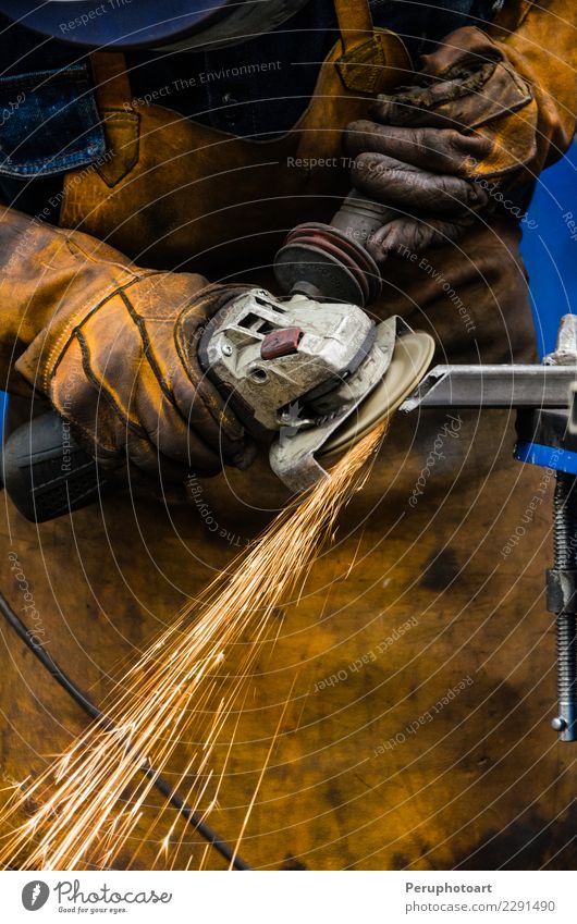 Mann Eisen schneiden Arbeit & Erwerbstätigkeit Fabrik Industrie Business Werkzeug Technik & Technologie Mensch Erwachsene Hand Gebäude Metall Stahl machen
