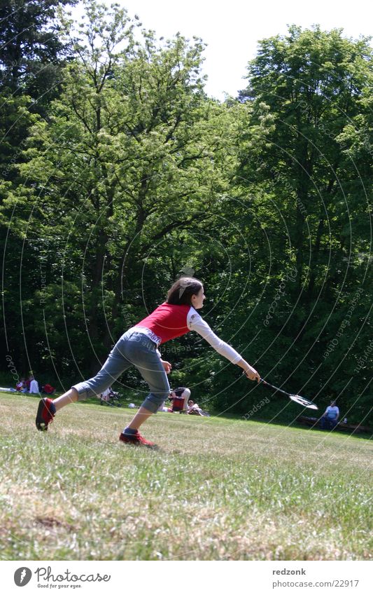 Mädchen spielt Badminton Wiese Baum Ballsport Spielen rot Sport Natur verrückt rennen Freude Neigung