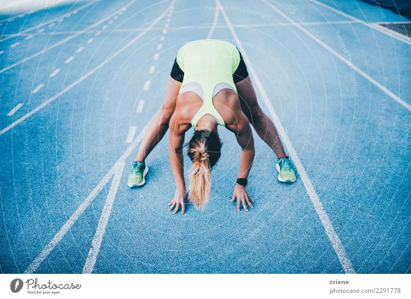 Junger weiblicher Athlet, der auf Laufbahn ausdehnt Sport Frau Erwachsene Fitness Geschwindigkeit blau rennen Feld passen Sportbekleidung laufen Sportschuh üben