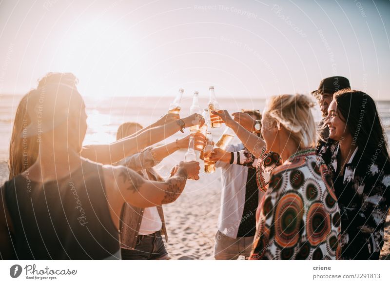 Gruppe junge erwachsene Freunde, die mit Bieren auf Strand zujubeln Getränk trinken Alkohol Flasche Lifestyle Ferien & Urlaub & Reisen Sommer Musik Freundschaft
