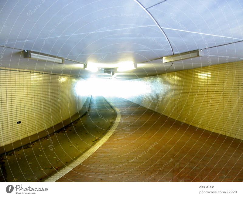 tunnel Gegenlicht Tunnel Fahrradweg Neonlicht gelb tief Ausweg Ausgang unterirdisch Blatt Brücke Fliesen u. Kacheln Bürgersteig Ende dreckig