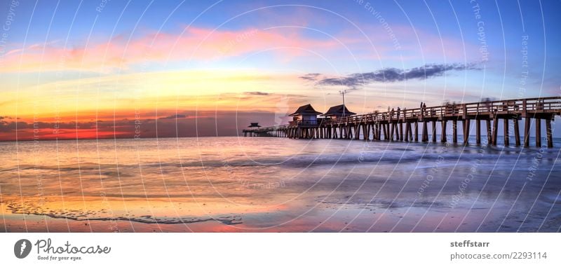 Neapel-Pier auf dem Strand bei Sonnenuntergang in Neapel, Florida, USA Ferien & Urlaub & Reisen Meer Natur Landschaft Küste Fischerdorf Kleinstadt Beton Wasser